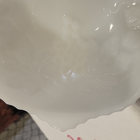 Milk glass Fruit bowl,grape raised pattern,euc - Picture 4 of 6